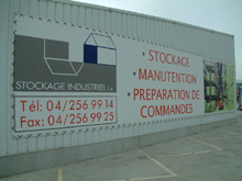 b�che avec impression quadrichromie fix�e sur b�timent industriel