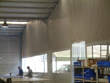 Paroi de s�paration en b�che dans hall de stockage.