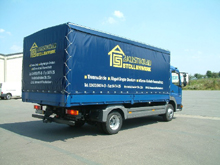 Confection d'une b�che sur arceaux pour petit camion avec lettrage.