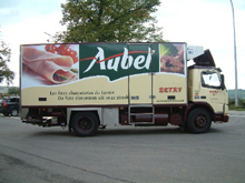 nous sommes sp�cialis�s en placement d'autocollants imprim�s full quadri sur carrosserie. Nous avons plac� des adh�sifs sur toute la flotte de camion de Detry Aubel (viande)