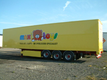 Beschriftung auf Karosserie. Hier haben wir einen Sattelauflieger von der Firma Abraham mit einer Beschriftung Maxi Toys.