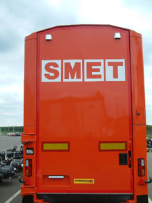 Beschriftung mit Aufklebern auf Hintert�ren