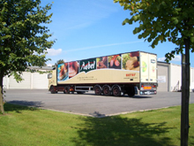 Anbringen von Aufklebern mit Vierfarbdruck auf Sattelauflieger Detry