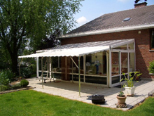 Auvent en acier �lectrozingu� pour habitation priv�e.