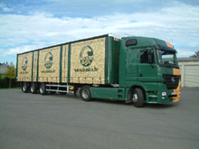 Impression full quadri avec vernis de protection contre les agressions m�caniques sur l'entieret� de la surface de la b�che.