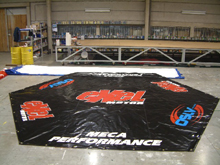 b�che publicitaire avec lettrage peinture et oeillets sur le pourtour