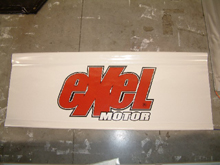 b�che publicitaire avec lettrage peinture et oeillets sur le pourtour