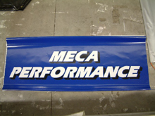 b�che publicitaire avec lettrage peinture et oeillets sur le pourtour