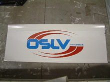 b�che publicitaire avec lettrage peinture et oeillets sur le pourtour