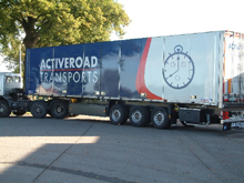 Beschriftung mit Aufkleber auf Ladekasten