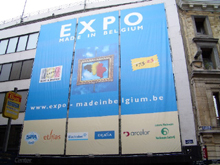 b�che full quadri attach�e sur un b�timent � bruxelles pour le 175eme anniversaire de la Belgique