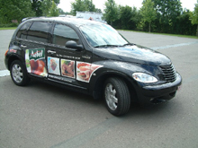 placement d'autocollants imprim�s sur voiture
