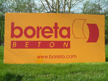 Wir bringen Aufkleber auf Hartfaser oder Forex Dibond an