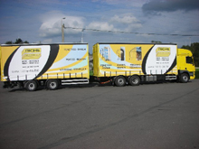 fabrication de rideaux coulissants pour un camion remorque de la menuiserie Riche