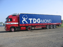 Fabrication de b�ches coulissantes pour semi remorque - Lettrage en peinture blanche.