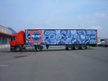 Impression full quadri avec vernis de protection sur b�che de camion.