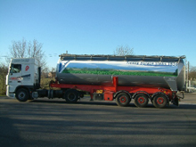 Placement d'adh�sifs full quadri sur citerne de la sucrerie de Tirlemont.