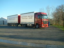 Rideaux coulissants gris aluminium pour un camion remorque.