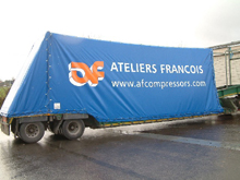 B�che confectionn�e sur mesure et tendue sur c�bles pour un camion AF Compressors.