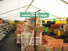 Tente de r�ception garden plac�e dans un magasin de jardinage.