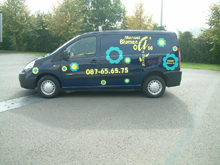 Platzieren Aufkleber auf einem Kasten.