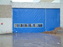 Paroi de s�paration en b�che PVC plac�e chez les transports Mond � Welkenraedt (Belgique).