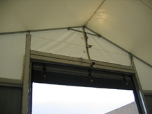 Grand chapiteau aluminium de stockage pour l'importateur de voitures d'Ieteren avec porte sectionnelle.