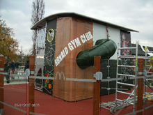 R�alisation de b�ches et lettrage en peinture pour les modules de jeux Mac Donald.