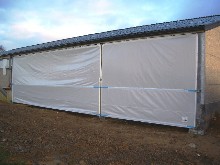 B�che de protection contre le vent pour une �table. Montage effectu� par nos �quipes techniques sp�cialis�es.