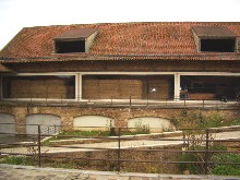 Cette b�che de s�paration a �t� plac�e dans une grange afin de prot�ger la r�colte.