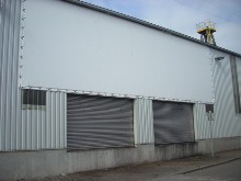 B�che de protection fix�e sur le mur d'une usine Arcelor.