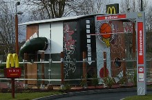 Fabrication et placement de b�ches sur module de jeu Mc Donald's.