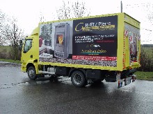 Adh�sifs imprim�s full quadri pos�s sur camion t�l�.