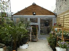 Toile de protection contre le vent et la pluie pour un magasin de fleurs en France.