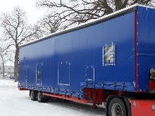 Rideaux de camion sur mesure avec ouvertures d'acc�s pour la machine se trouvant � l'int�rieur.