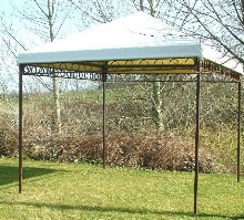 tente de r�ception avec dentelles d�coratives et armature poudr�e