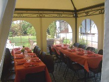 Tente de r�ception type jardin pour placer sur une terrasse.