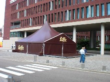 Chapiteau aluminium avec toit pagode pour InBev avec marquage Leffe.