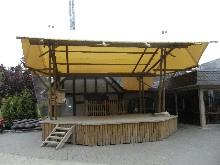 Fabrication d'un toit en toile pour une sc�ne en bois d'un parc d'attraction.