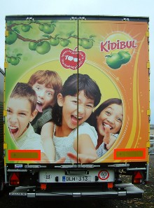 Adh�sif quadri sur portes arri�res d'un semi remorque Kidibul - Stassen.