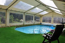 Tente con�ue pour couvrir une piscine.