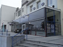 Toile tendue en b�ches transparentes pour une terrasse de caf� � Huy (Belgique).