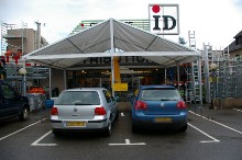 Chapiteau alu servant d'extension commerciale pour un magasin 