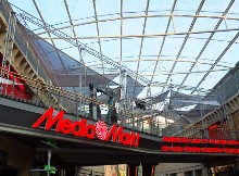 Voiles d'ombrages tendues au magasin M�dia Markt de Li�ge