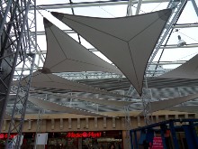 toile architecturale d'ombrage int�rieur chez Media Markt dans les galeries saint lambert � Li�ge