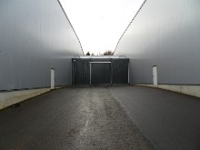 tunnel de passage pour clark - fenwick entre deux b�timents de stockage � Messancy